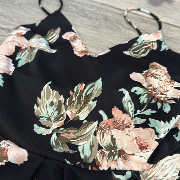 Soprano Wrinkle Free Floral Black Dress Size Small - Picture 3 of 4